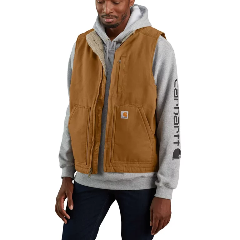 Mann in geöffneter Loose Fit Sherpa Weste von Carhartt